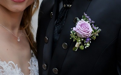 #bräutigam anstecker lila.jpg