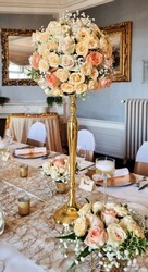 #Hochzeitsdeko Blumen auf hohe goldene Ständer.jpg