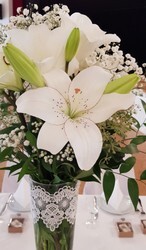 #hochzeitsblumen tischdekoration tisch hoch vasen lilien.jpg