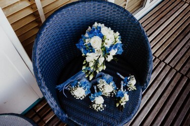 #brautstrauss, anstecker bräutigam und trauzeuge in marine-blau.jpg